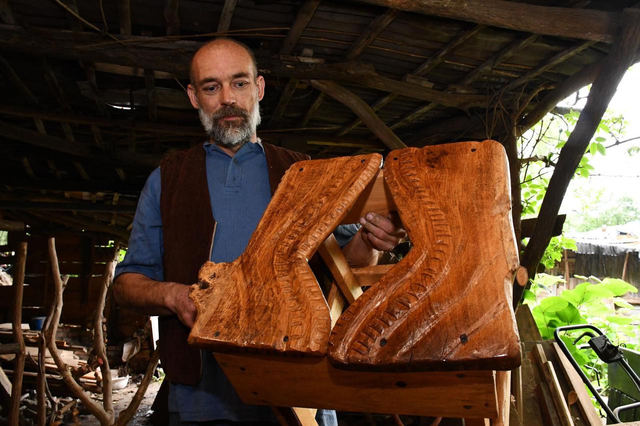 Slavonski Brod: Umjetnik i kipar Andrej Macko oblikuje neobične skulpture od drveta