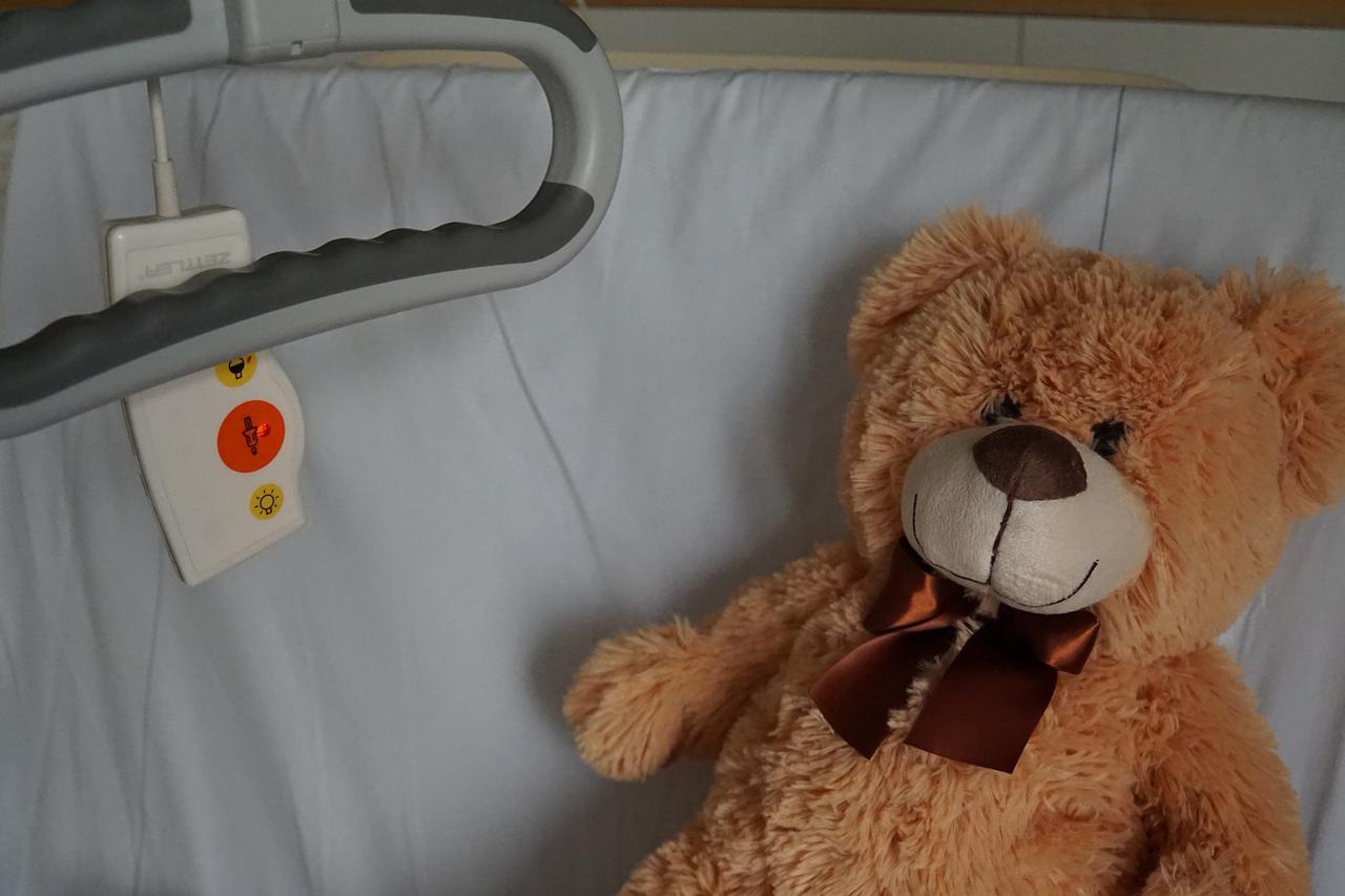 Medvjedić na bolničkom krevetu