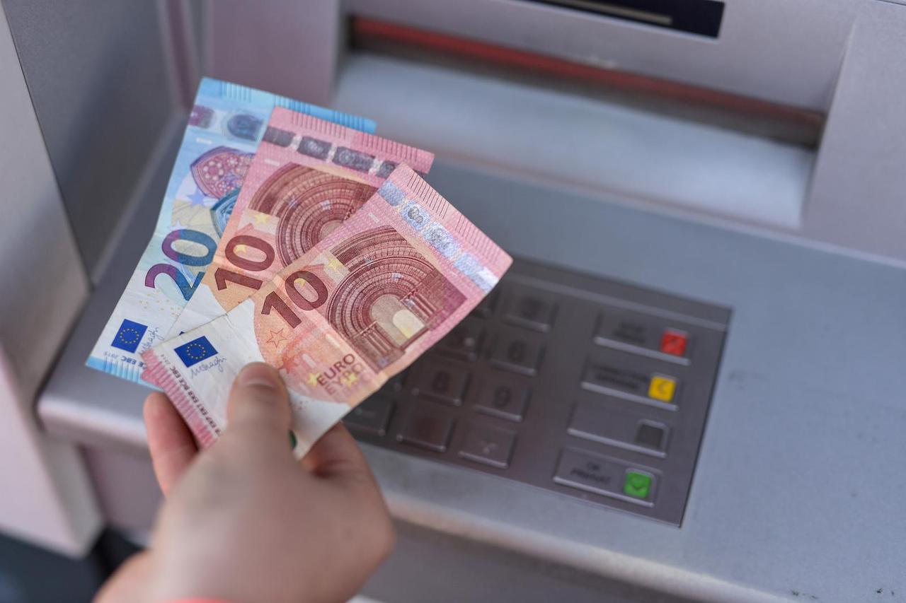 Od prvog travnja velika promjena na bankomatima: Uvode se novi apoeni -  Večernji.hr
