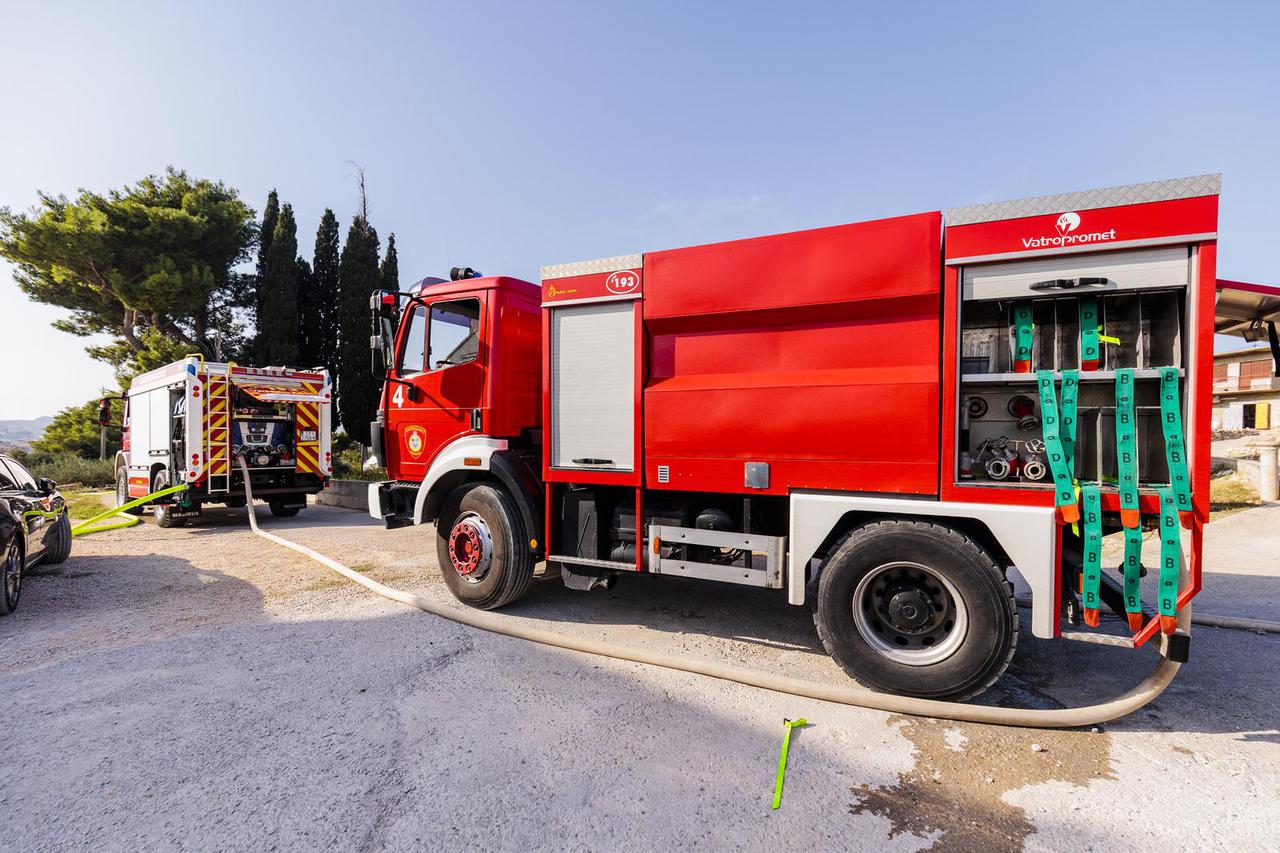 Split: Buknuo požar u blizini odlagališta otpada Karepovac