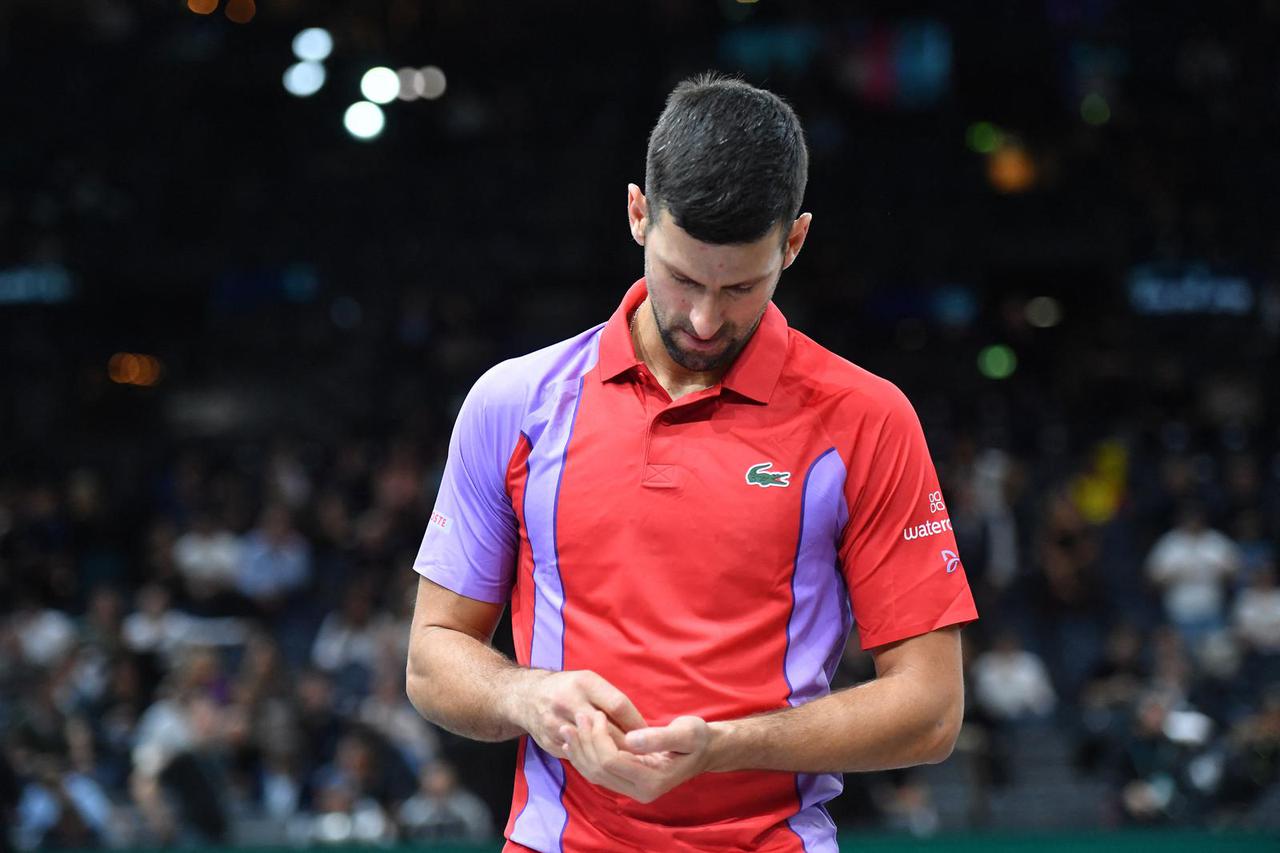 Novak Djokovic remporte le 8ème de finale face à Tallon Griekspoor lors du Rolex Paris Masters à l'Accor Arena