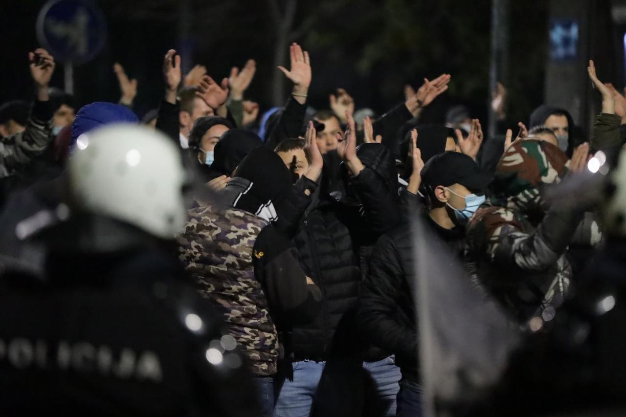 Beograd: Policijski korodon u Njegosevoj ulici gde su se okupili navijaci Partizana koji su željeli spriječiti održavanje prosvjeda "Mural mora pasti"