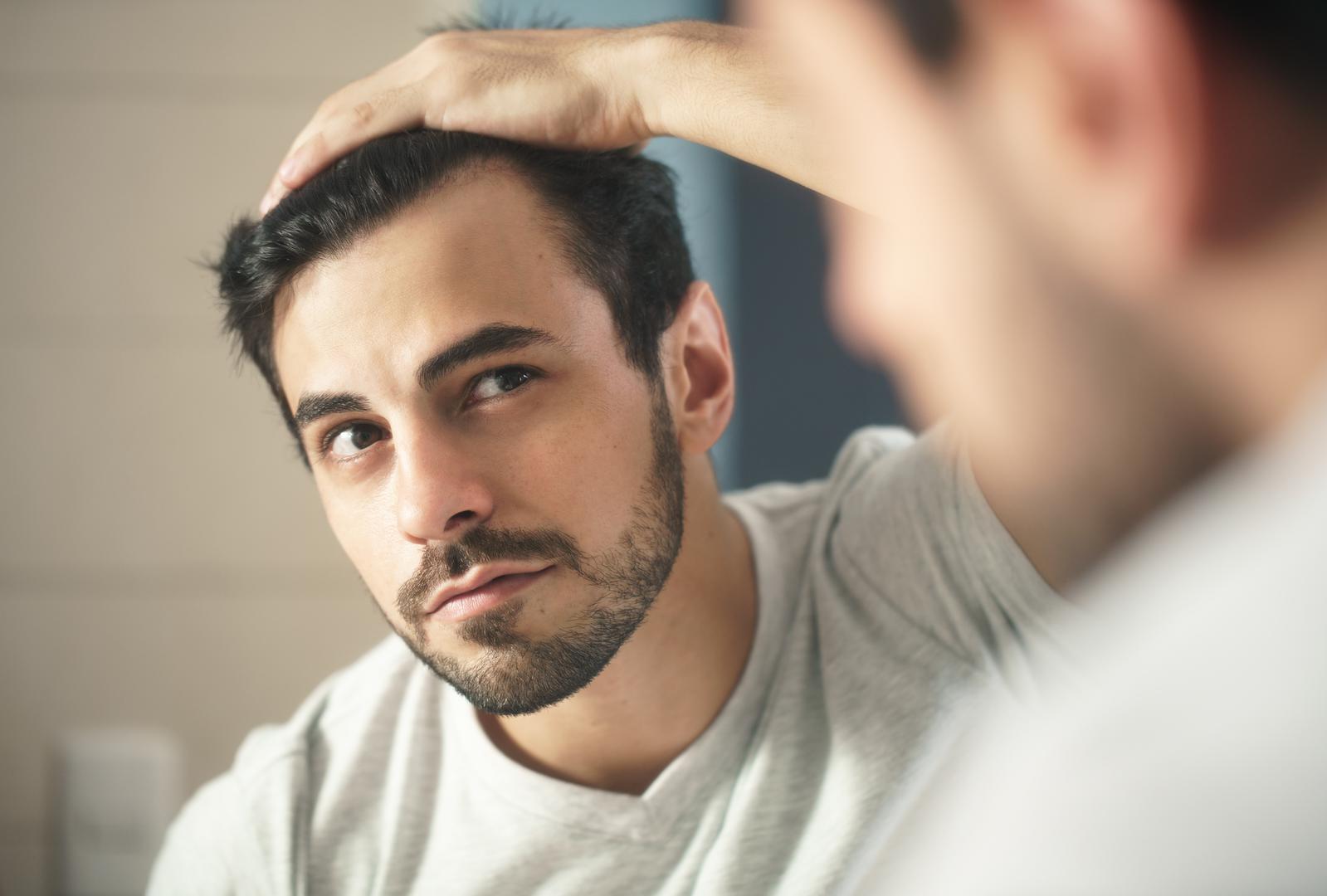 8. Provjerite kosu: Istraživanje je pokazalo da ćelavost pogađa oko 85 posto muškaraca do dobi od 50 godina. Prorijeđena ili opadajuća kosa može biti znak toga, međutim, to nije jedini uzrok gubitka kose. Dr Wild kaže: ‘Manjak željeza, pretjerano pranje kose, pušenje i alkohol također mogu uzrokovati gubitak kose. Razgovarajte sa zdravstvenim djelatnikom za njihovo mišljenje jer će vam možda napraviti analizu krvi kako bi istražili što uzrokuje gubitak kose’. 