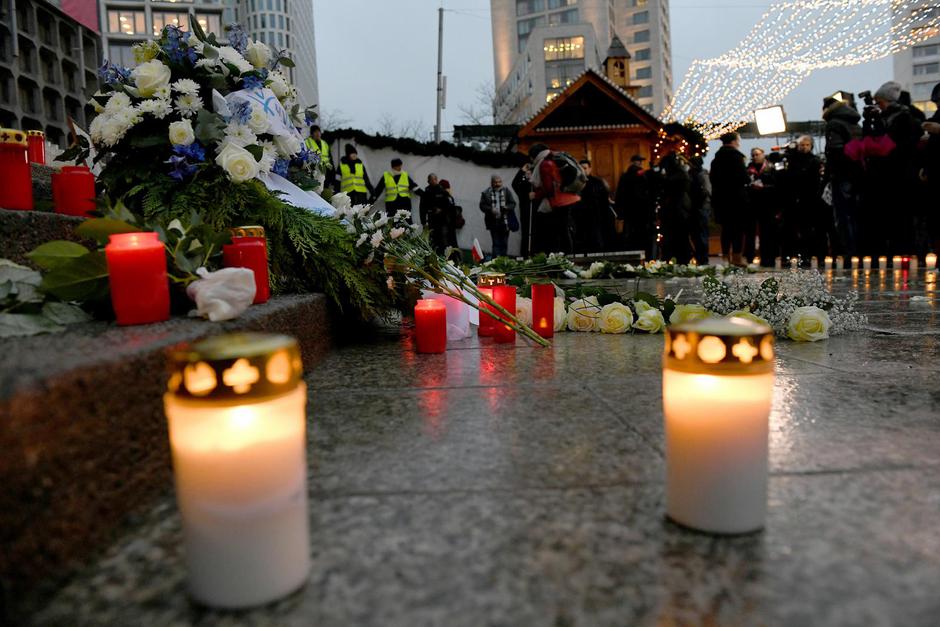 Berlin: Odana po?ast žrtvama teroristi?kog napada na boži?nom sajmu, postavljene barijere