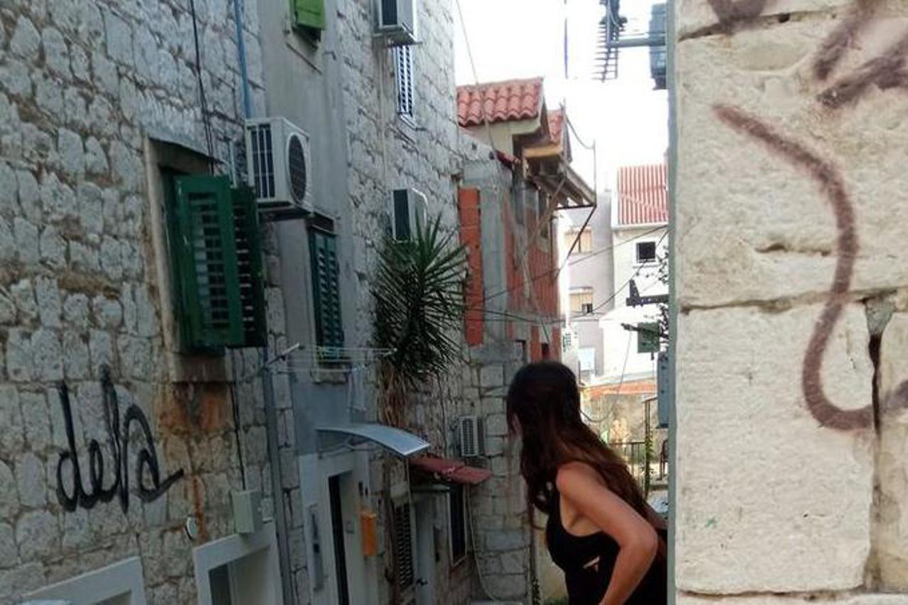 Djevojka urinira u centru Splita