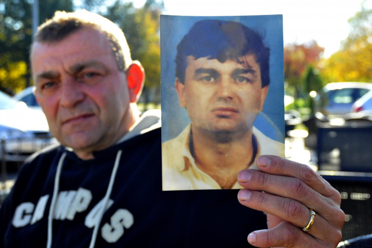 '07.11.2012., Vukovar-Brat Vlado Budimir prica o poginulom vukovarskom branitelju Vinku Budimiru.   Photo: Goran Ferbezar/PIXSELL'