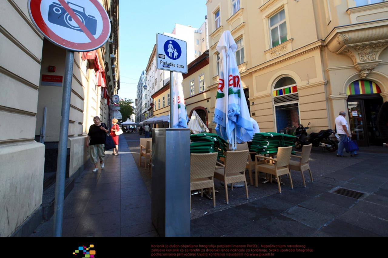 '04.10.2011., Zagreb -  Na krizanju Gajeve i Tesline ulice u samom centru grada postavljen je znak zabrane snimanja i fotografiranja. Nije poznato tko je i zasto narucio i postavio znak no on se nalaz