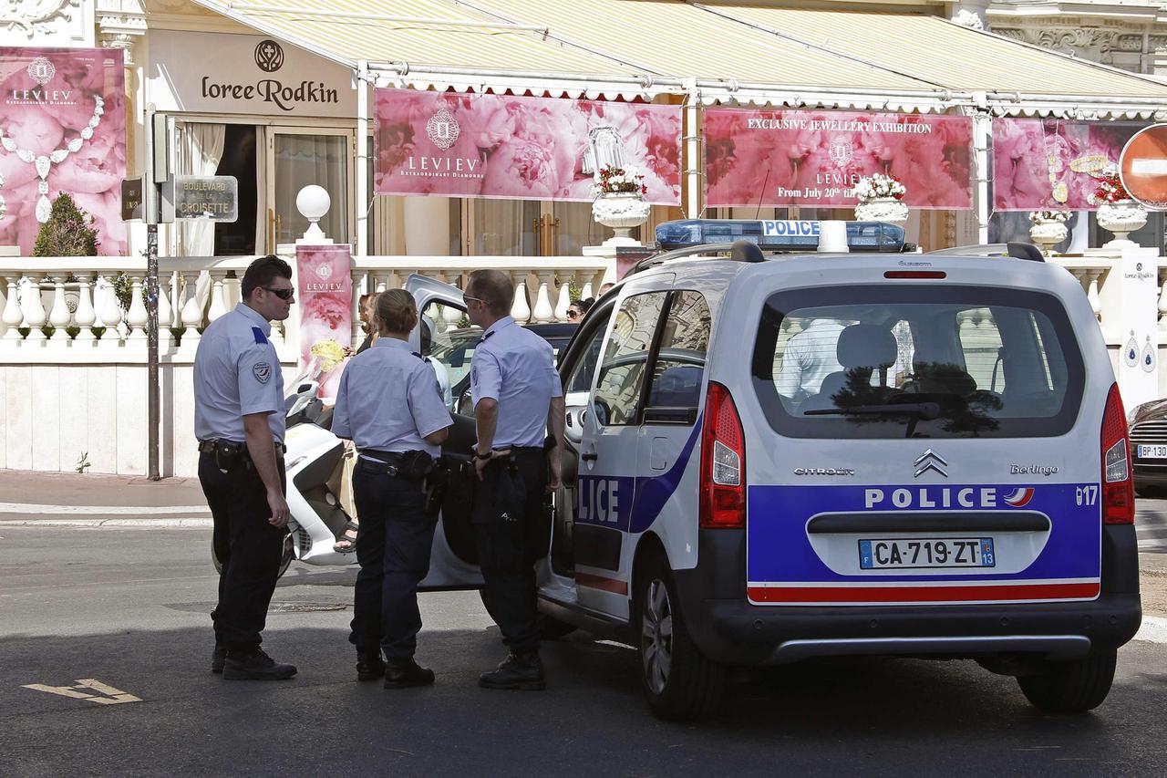 Policija ispred hotela u Cannesu gdje je počinjena pljačka dijamanata