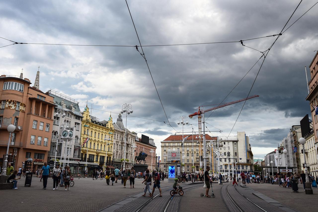 Zagreb: Unatoč naoblačenju gradske ulice u centru su pune ljudi