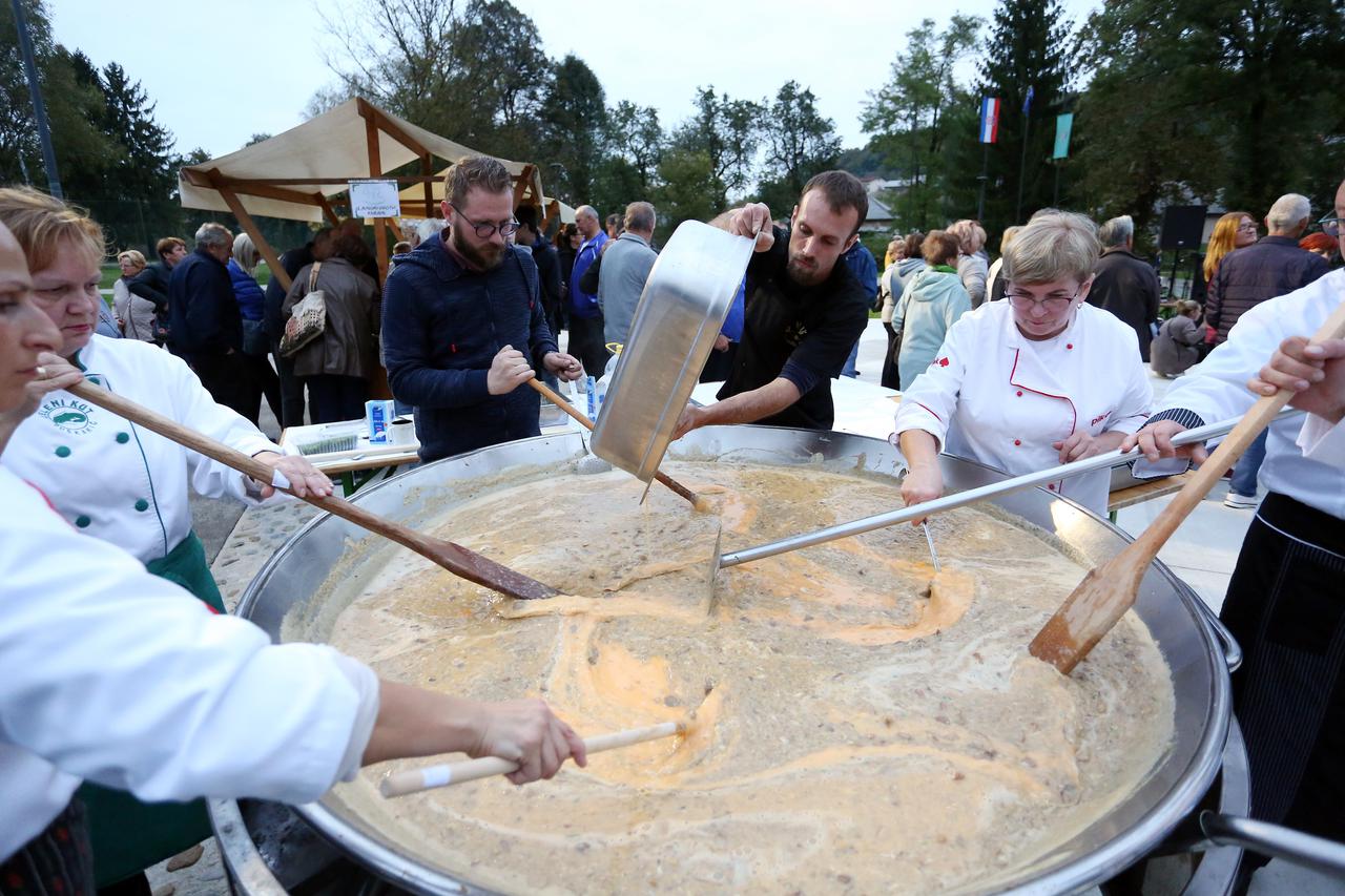 U sklopu Gljivarske večeri pripremeljen je omlet od 100 kilograma vrganja i tisuću jaja