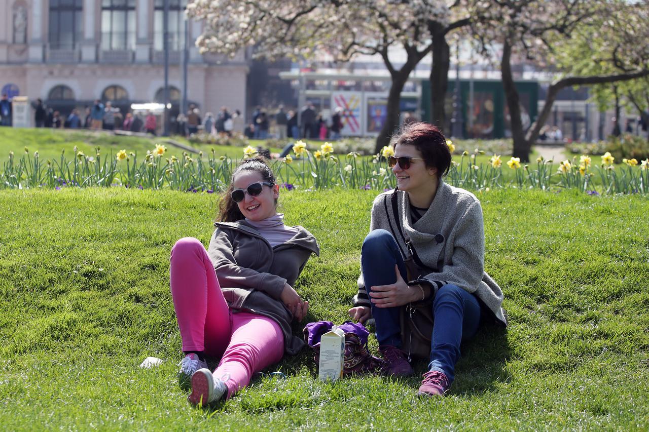 Zagreb: Građani uživaju na proljetnom suncu u Parku kralja Tomislava