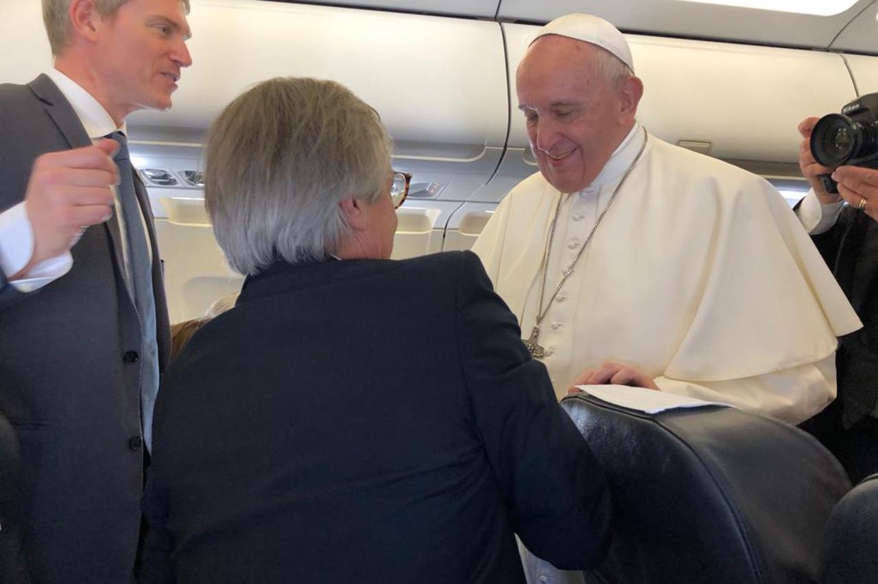 Papa Franjo u zrakoplovu