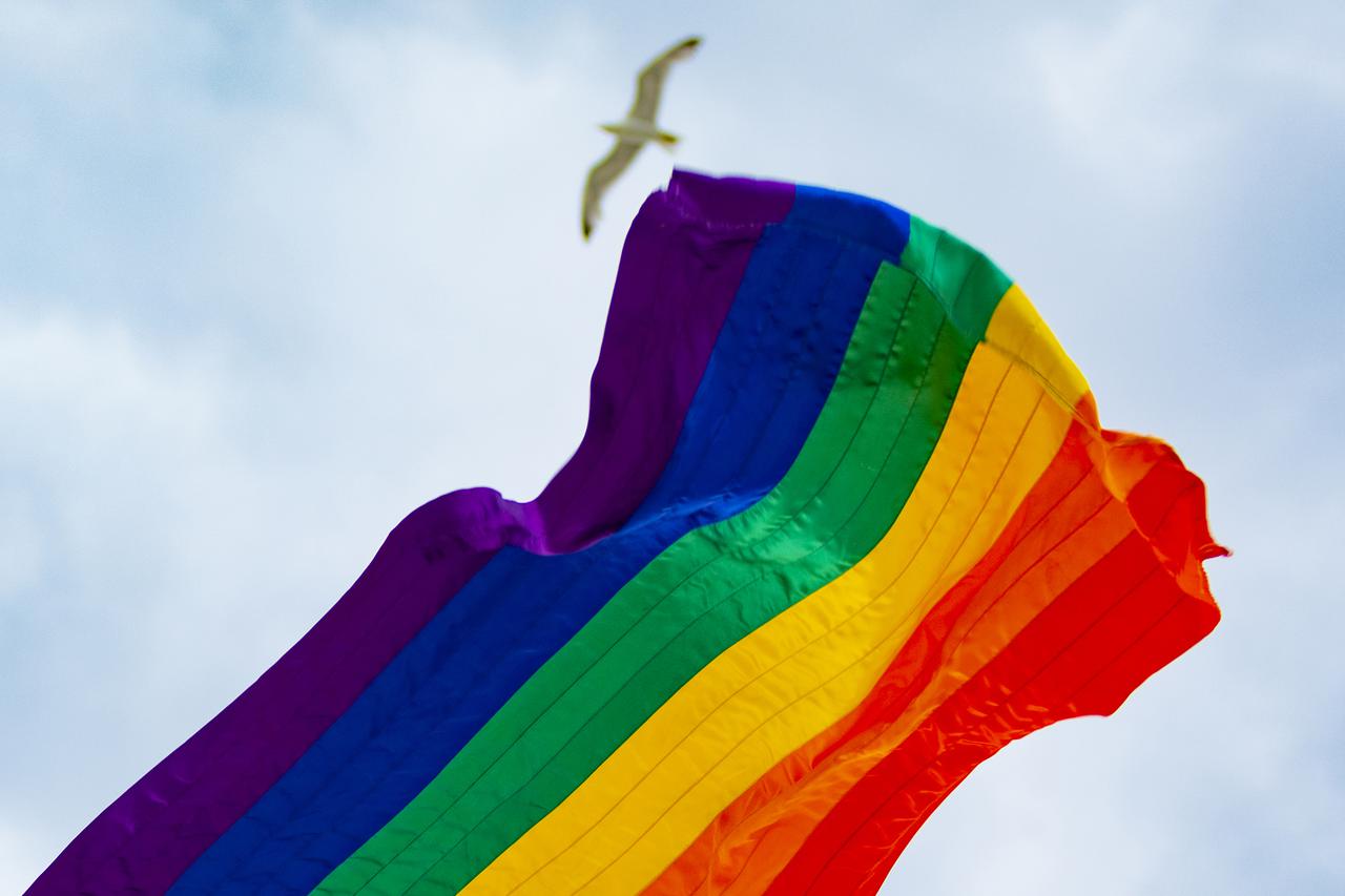 Podizanje Pride zastave kao najava Split Pridea