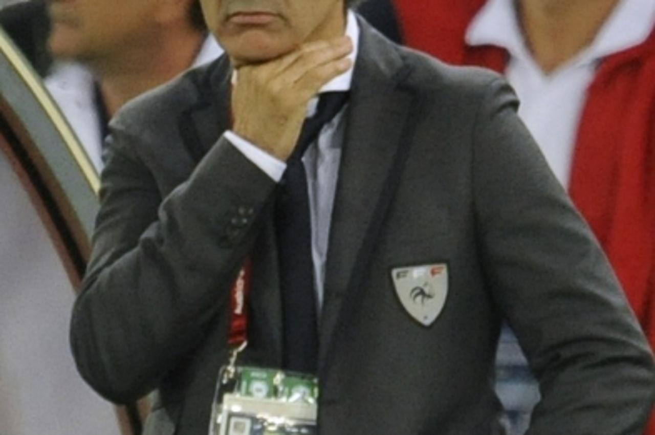 'France\'s coach Raymond Domenech reacts after their Group C Euro 2008 soccer match against Italy at Letzigrund stadium in Zurich, June 17, 2008.     REUTERS/Dylan Martinez (SWITZERLAND)   MOBILE OUT.