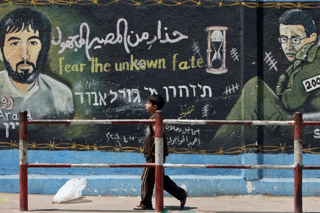 Zid na kojemu je izraleski vojnik Shalit desno