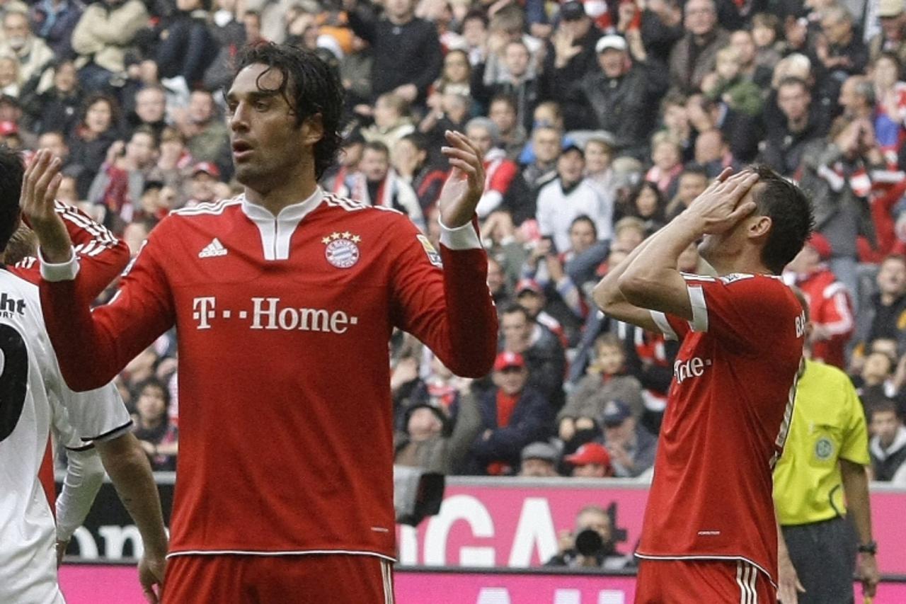 'Bayern Munich\'s Luca Toni and Miroslav Klose (R) react during their German Bundesliga first division soccer match against Eintracht Frankfurt in Munich October 24, 2009.   REUTERS/Michael Dalder    
