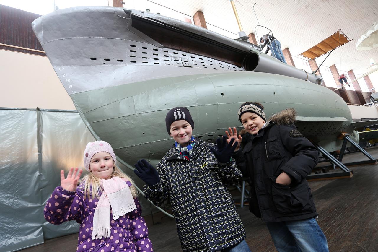 26.03.2013., Tehnicki muzej, Zagreb - Posjetiteljima Tehnickog muzeja pruza se nesvakidasnja prilika da razgledaju podmornicu iz Drugog svjetskog rata. -Dzepna- podmornica CB-20 (kod nas nazvana Malisan), proizvedena je 1943. u Italiji, a danas je jedinst