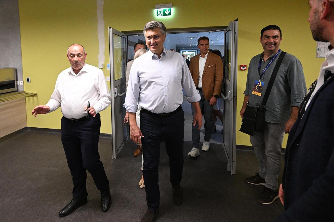 Predsjednik Vlade Andrej Plenković obišao je  novoizgrađeni Veteranski centar u Sinju