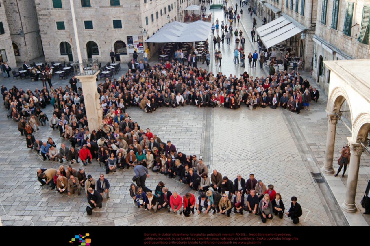 '25.10.2011., Stradun, Dubrovnik - Sudionici Medjunarodne konferencije ravnatelja i ravnateljica osnovnih i srednjih skola, pozirali su Simi Strikomanu za 263. Milenijsku fotografiju. Njih oko sest st