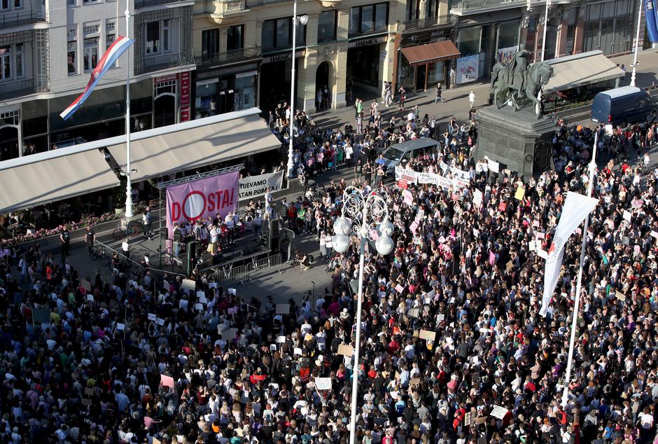 Zagreb: Pogled na Trg gdje traje prosvjed "Dosta!" u znak solidarnosti za prekid trudnoće
