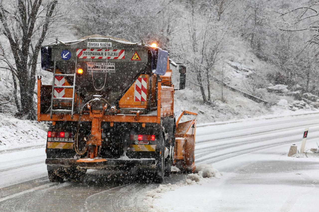 Snijeg koji pada u okolici Rijeke usporava promet na autocesti Rijeka-Zagreb