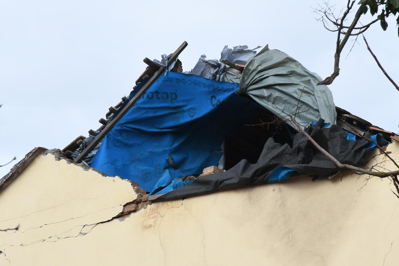 Sisak: Jak vjetar trga PVC foliju koja prekriva oštećenja na kući oštećenoj u potresu 2020. godine