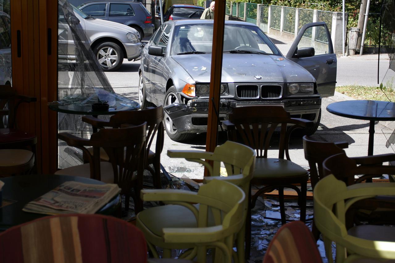 Zagreb: Pokušala se parkirati pa razbila terasu kafi?a