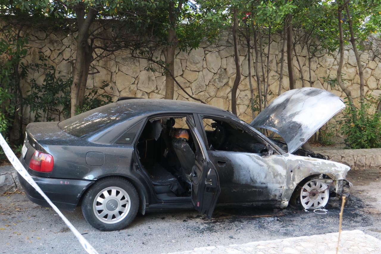 Split: U potpunosti izgorio Audi A4 u vlasništvu 49-godišnjaka