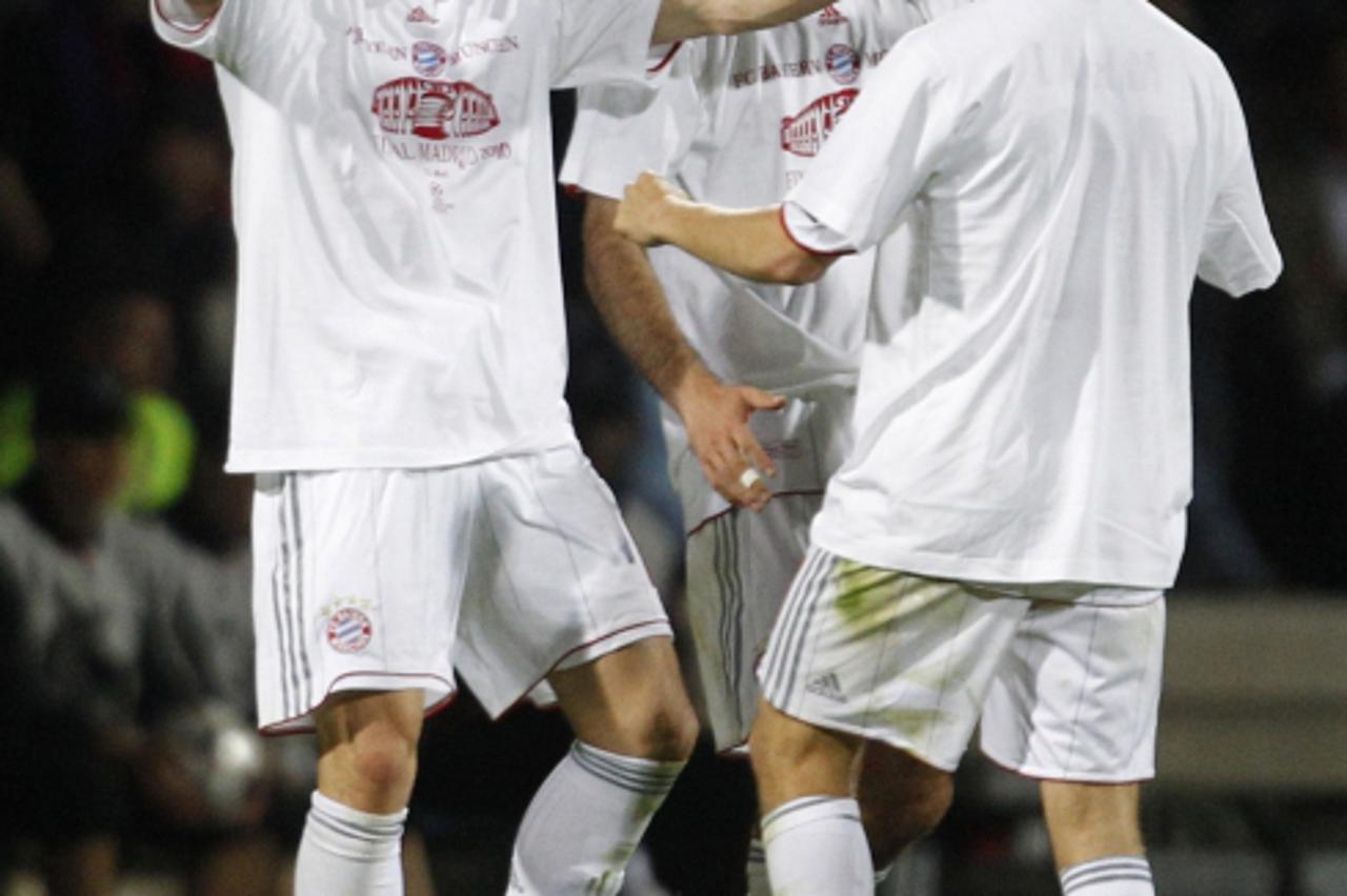 'Bayern Munich\'s Ivica Olic (L) celebrates their win with team mates after their Champions League semi-final, second leg soccer match against Olympique Lyon in Lyon April 27, 2010.    REUTERS/Michael