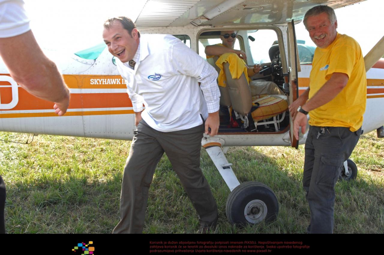 '24.09.2011., Gubasevo, Zabok - Otvorenje Krapinsko - zagorskog aerodroma koji ce biti namjenjen za slijetanje i polijetanje letjelica i ultralakih aviona. Dolaskom aviona u kojem je bio Krapinsko zag