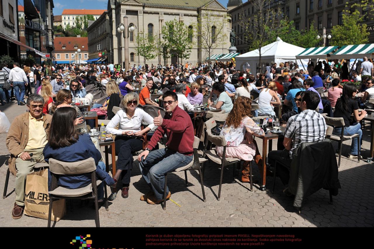 '09.04.2011., Cvjetni trg, Zagreb - Suncano i toplo vrijeme privuklo je mnoge gradjane na zagrebacku spicu u omiljene kafice.  Photo: Goran Stanzl/PIXSELL'