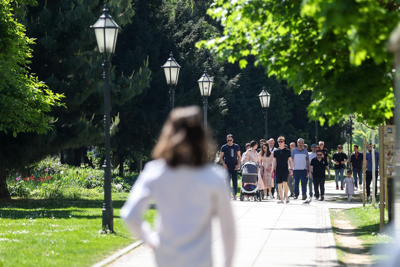 Zagreb: Sunčani dan građani i turisti provode u zelenoj oazi parka Zrinjevac