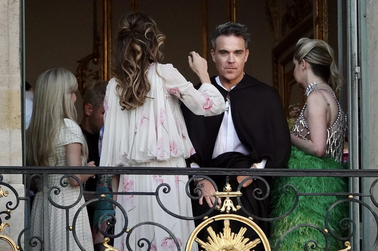 PFW - Robbie Williams And Wife Ayda At The Ritz
