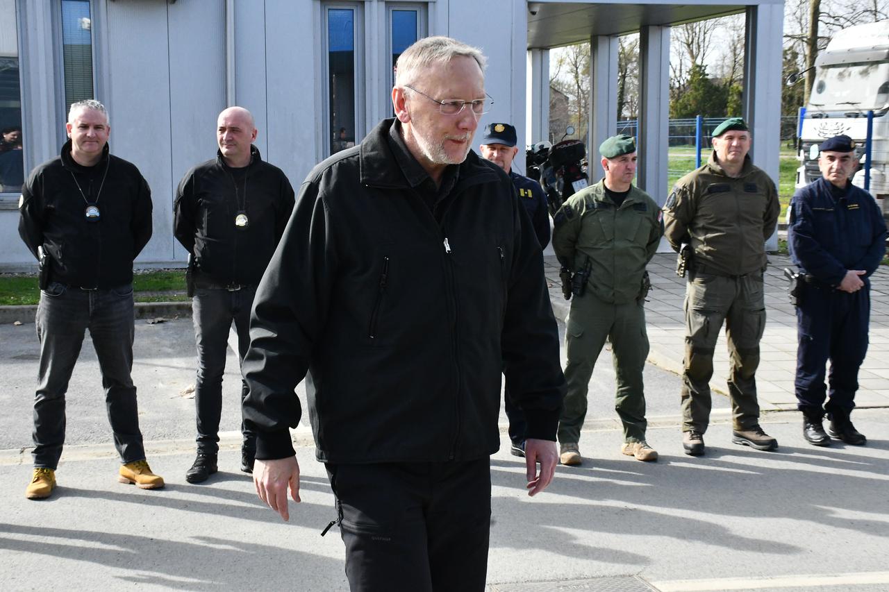 Stara Gradiška: Davor Božinović posjetio je  policijske službenike koji rade na zaštiti državne granice i suzbijanju nezakonitih migracija