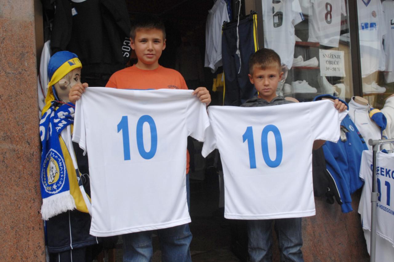 \'17.09.2010. Sanski Most - Dzenan i Muhamed Sadikovic u majicama Hajduka Senijada Ibricica Photo: Davor Visnjic/PIXSELL\'