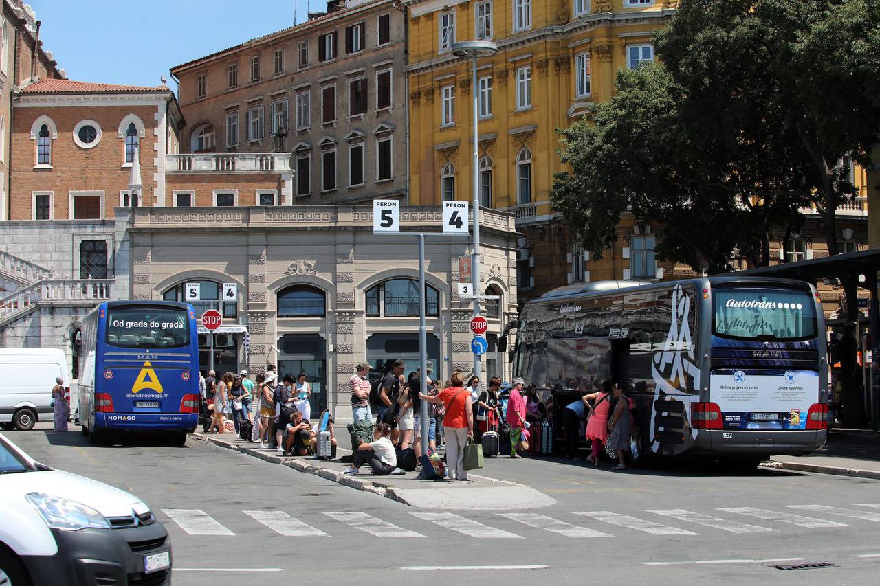Putnici na autobusnom kolodvoru Rijeka na suncu čekaju prijevoz 