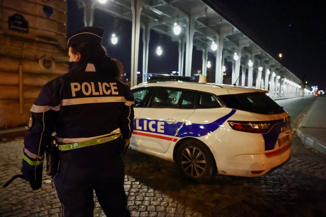 Assailant attacks passersby in Paris