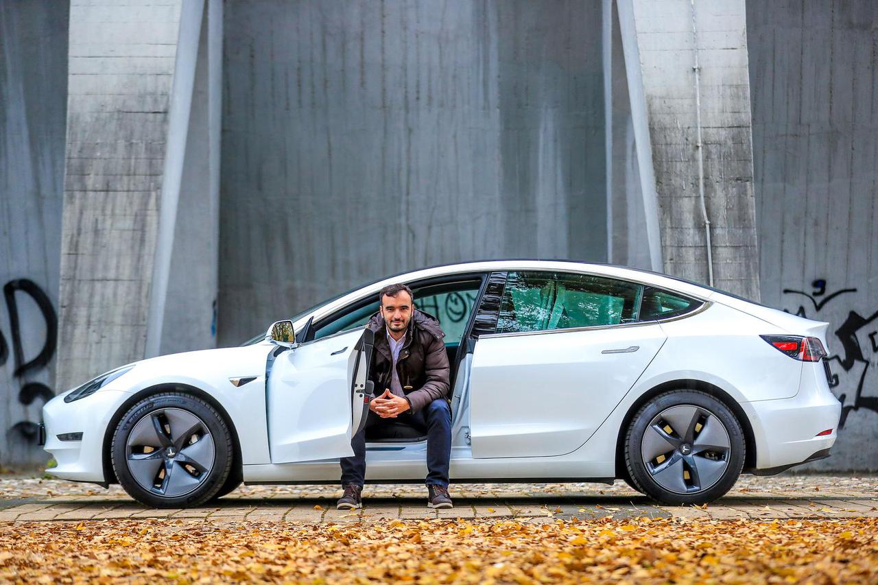 Zagreb: Marinko Vidić i njegov auto Tesla Model 3