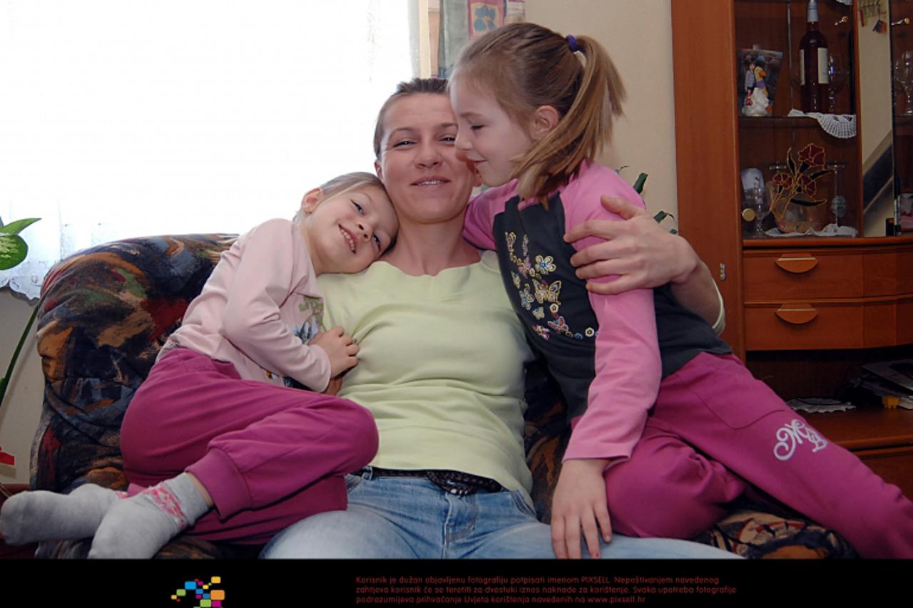 \'22.02.2012., Budasevo - Marta Tominac rodjena je bez desne podlaktice, no unatoc tome zavrsila je trgovacku skolu, ali vec godinama bezuspjesno trazi posao. Velika su joj podrsla kcerke Ema i Marta.