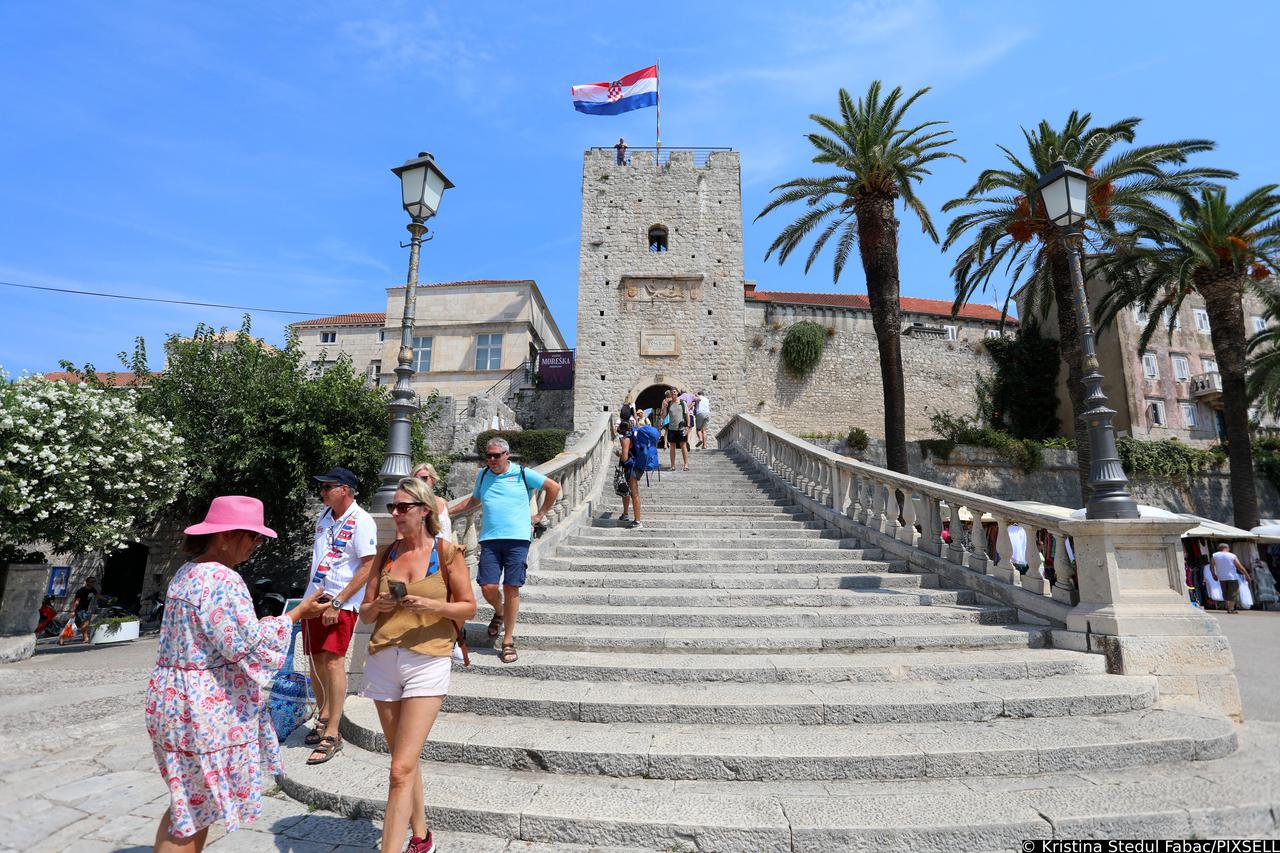 Brojni turisti na ulicama i plažama grada Korčule