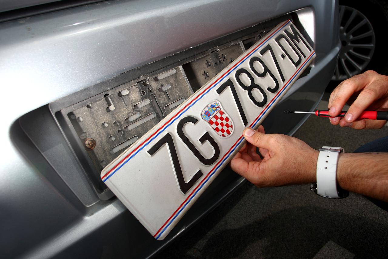 19.07.2010., Zagreb, Hrvatska - Skidanje i kradja registarskih tablica sa automobila, ilustracija Photo: Igor Kralj/PIXSELL