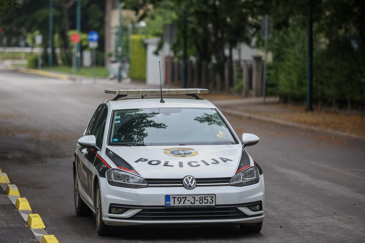 Sarajevo: Veliki broj policijskih službenika osigurava mjesto okupljanja sudionika Povorke ponosa