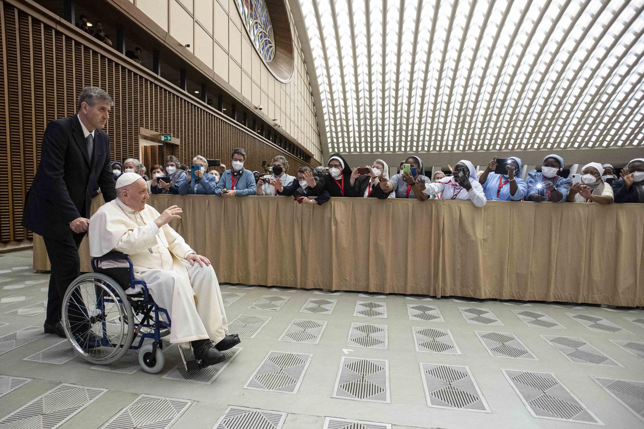 Papa Franjo u invalidskim kolicima stigao u audijenciju