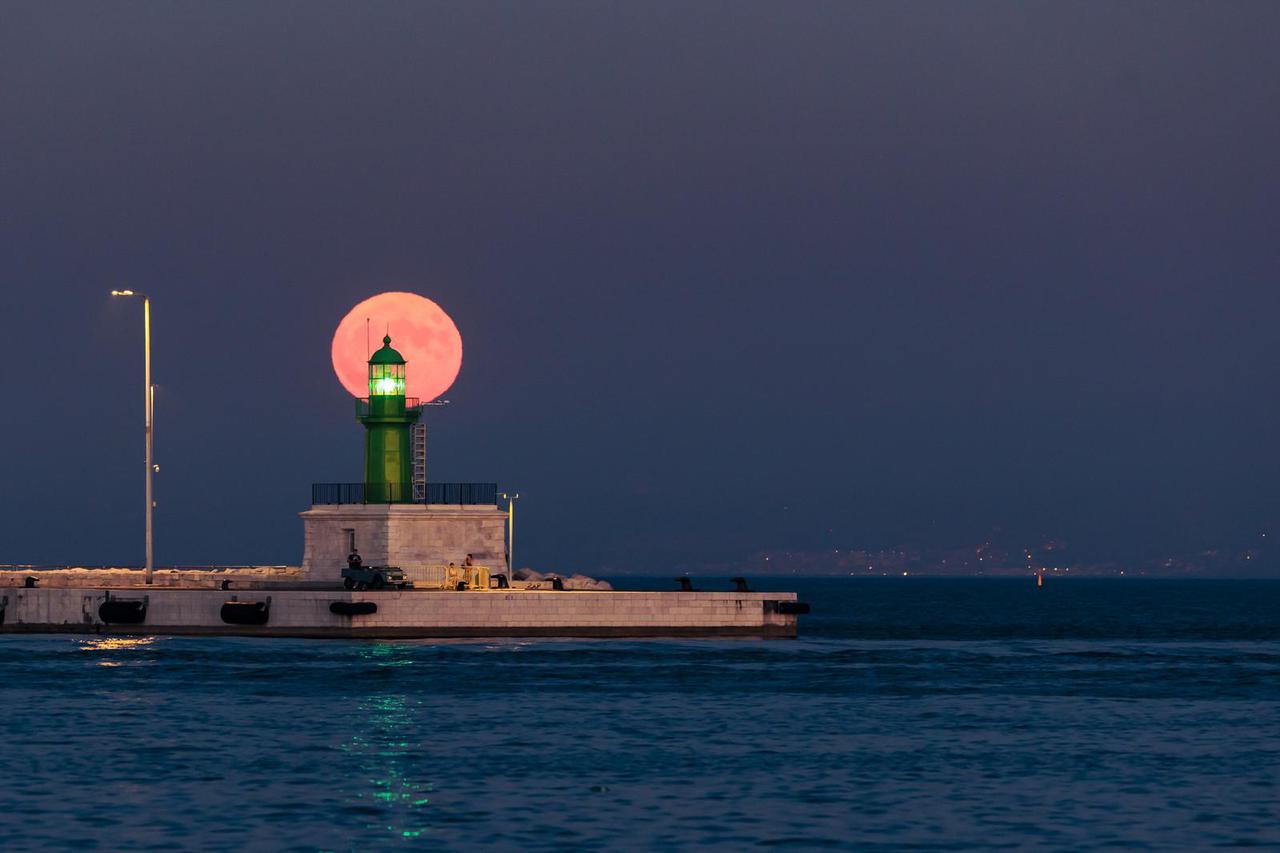 Split: Supermjesec izlazi iza svjetionika u Gradskoj luci
