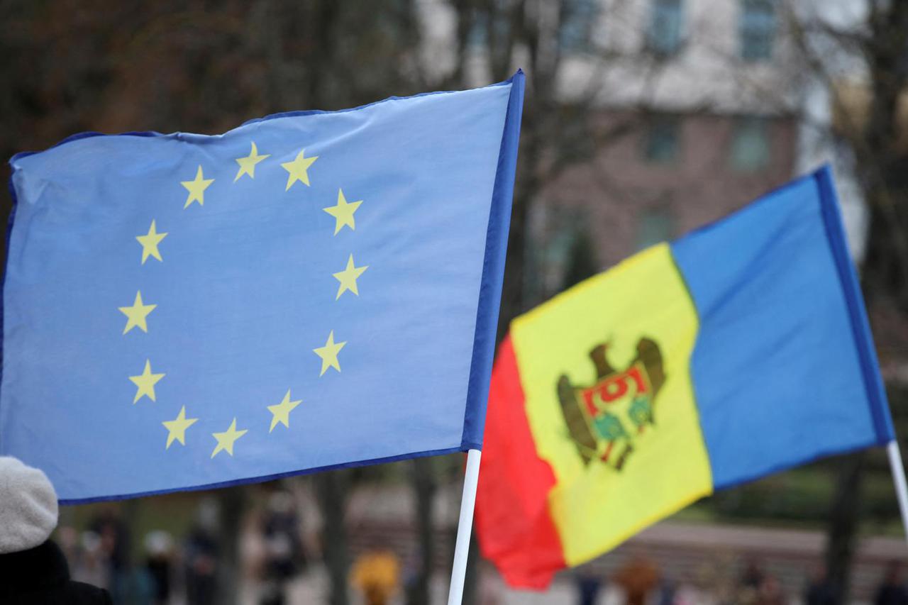 Moldovans celebrate decision to open membership talks with EU