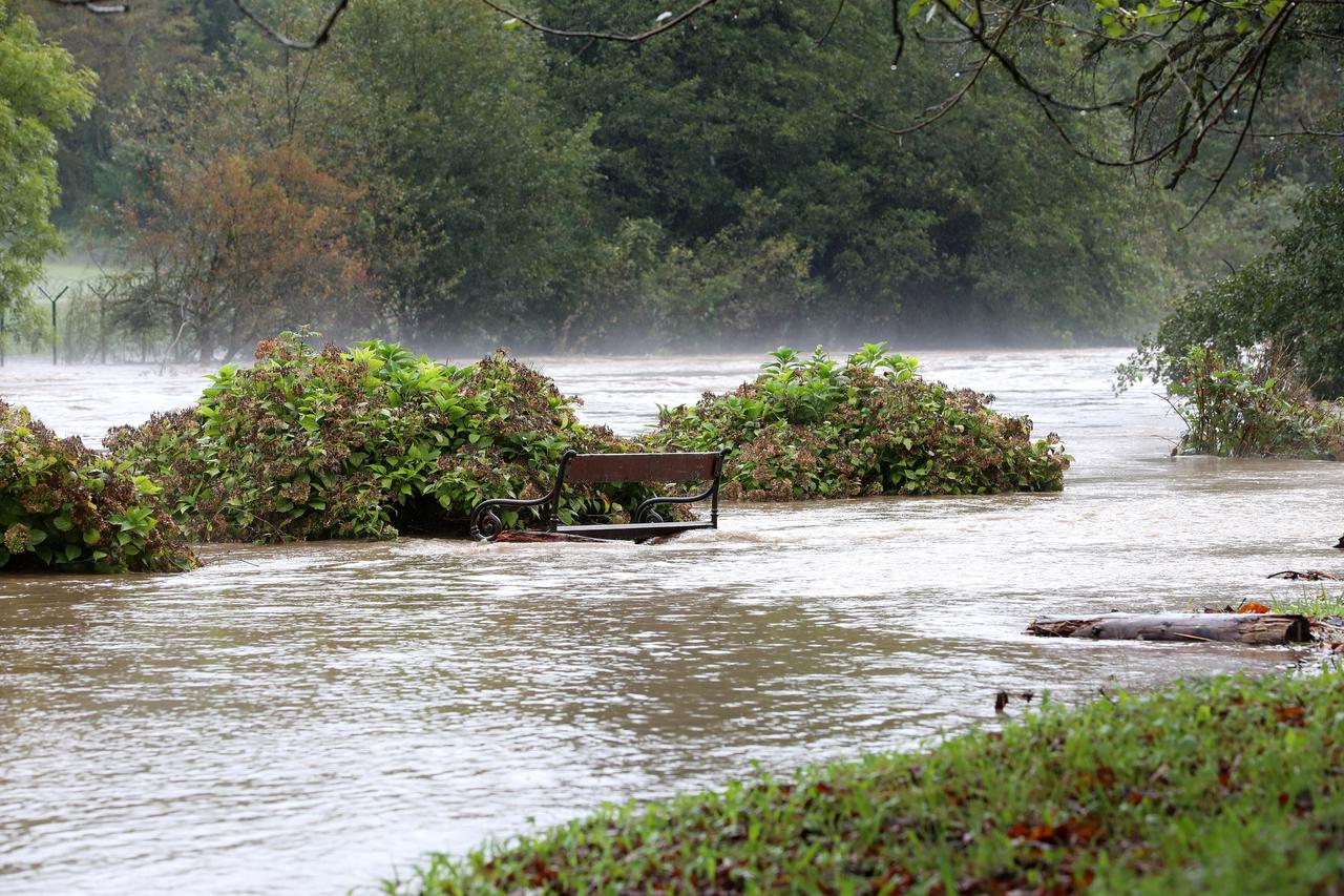 Obilna kiša izazvala je podizanje vodostaja rijeke Kupe i njenih pritoka koji su poplavili prometnice, kuće i vrtove