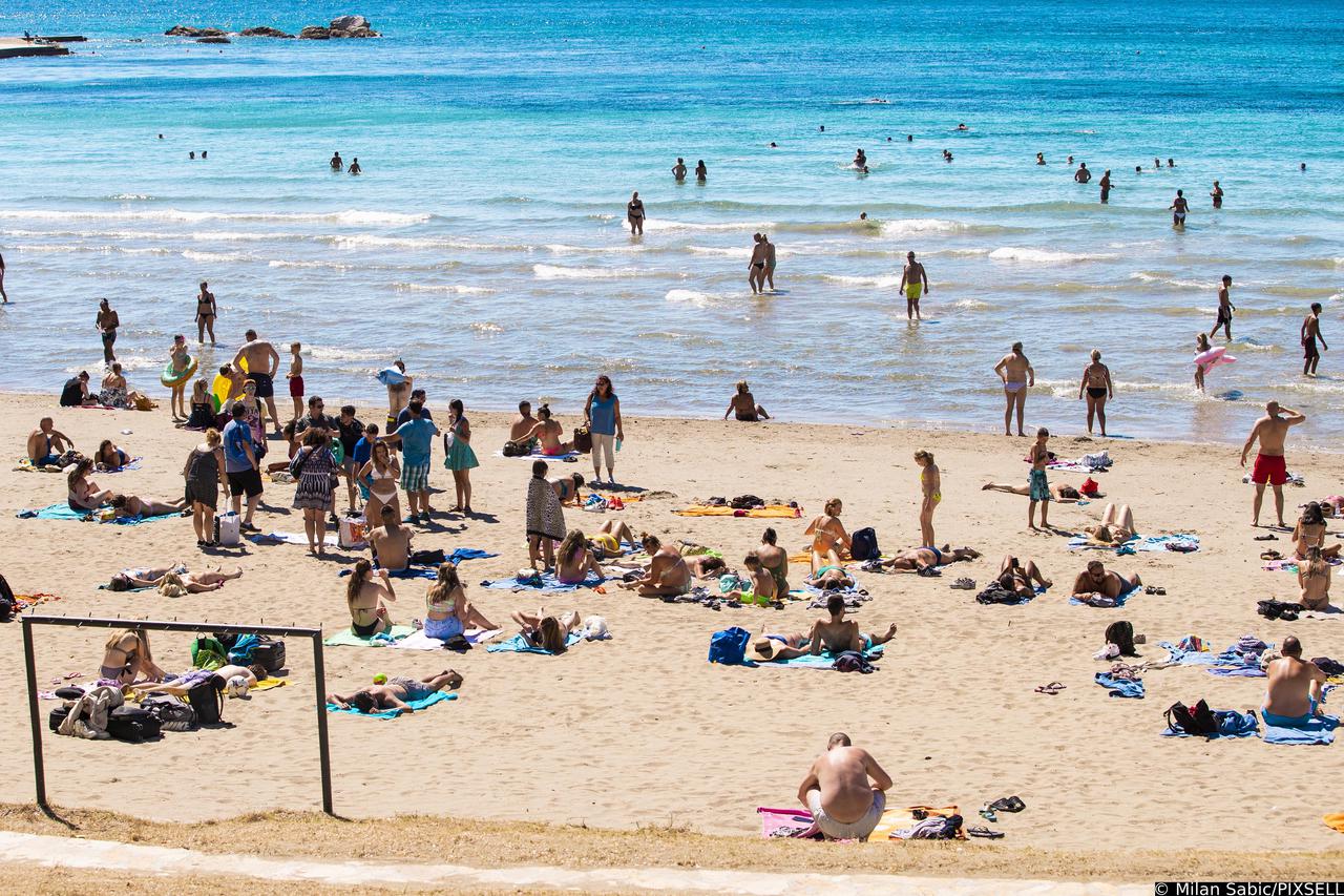 Split: Kupaći na Bačvicama odmaraju u sunčanom danu