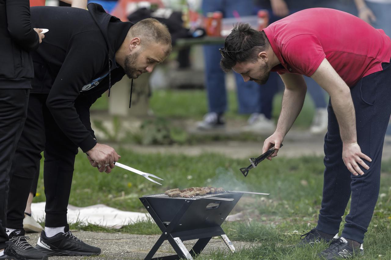 Zagreb: Praznik rada i lijepo vrijeme građani su iskoristili za roštiljanje i druženje na Jarunu