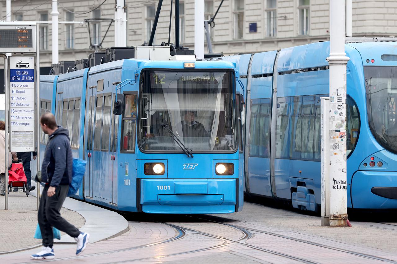 Zagreb: Od 11 ugovorenih "novih starih" tramvaja zagrebačkim prugama još uvijek vozi samo jedan