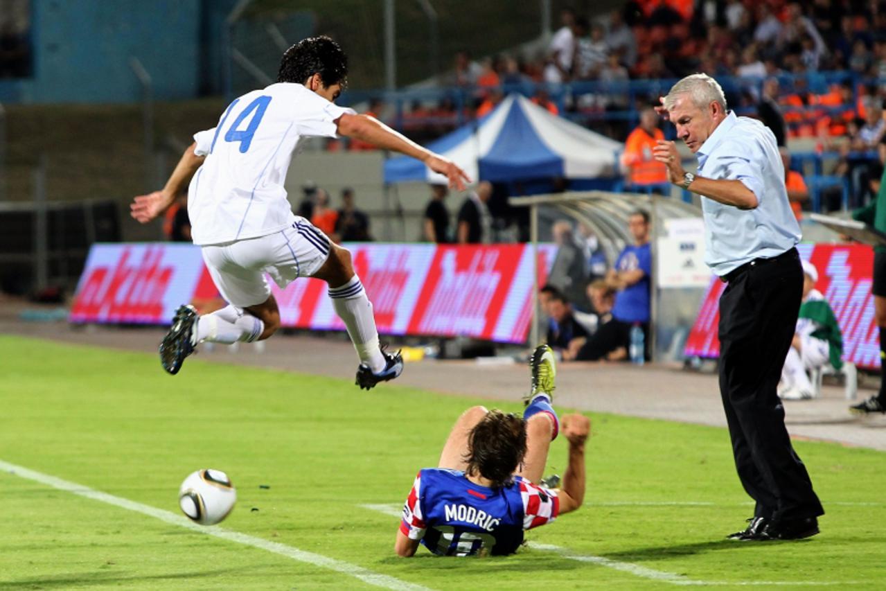 'Croatia\'s midfielder Luka Modric (R) vies for the ball with Israel\\u0092s defender Yoav Ziv (L) at the Ramat Gan Stadium near Tel Aviv on October 09, 2010 during their Euro 2012 qualifying group F 